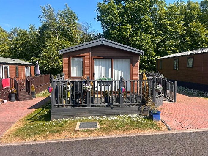 2 Bedroom Mobile/park Home For Sale In Plaxdale Green Road, Sevenoaks, TN15
