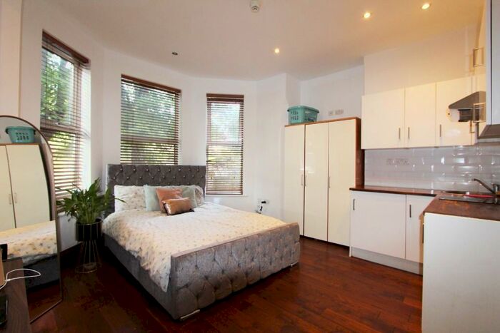 Studio To Rent In Finchley Lane, London, NW4