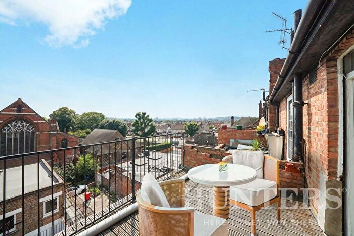 3 Bedroom Apartment To Rent In Lordship Lane, London, N17