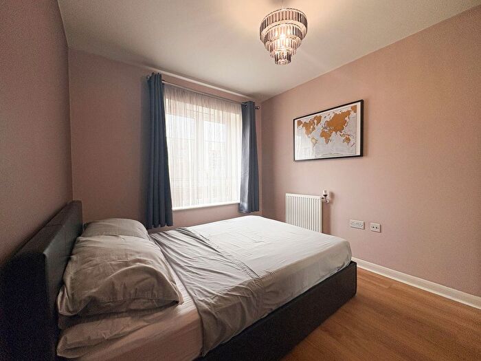 1 Bedroom Flat For Sale In Featherstone Road, Southall, UB2