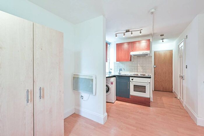 Studio To Rent In Kilburn, Kilburn, London, NW6