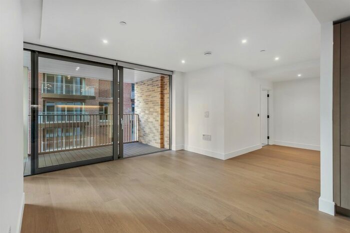 2 Bedroom Flat To Rent In Salisbury House, Prince Of Wales Drive, Palmer Road, London, SW11