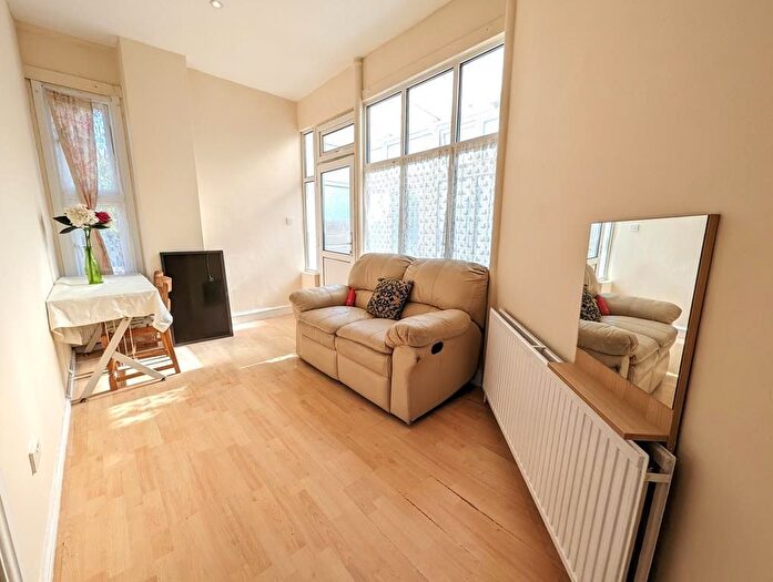 4 Bedroom Flat To Rent In Audley Road, London, NW4