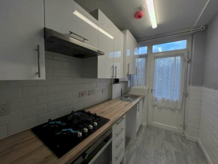 3 Bedroom Semi-Detached House To Rent In Uplands Road, Woodford, IG8