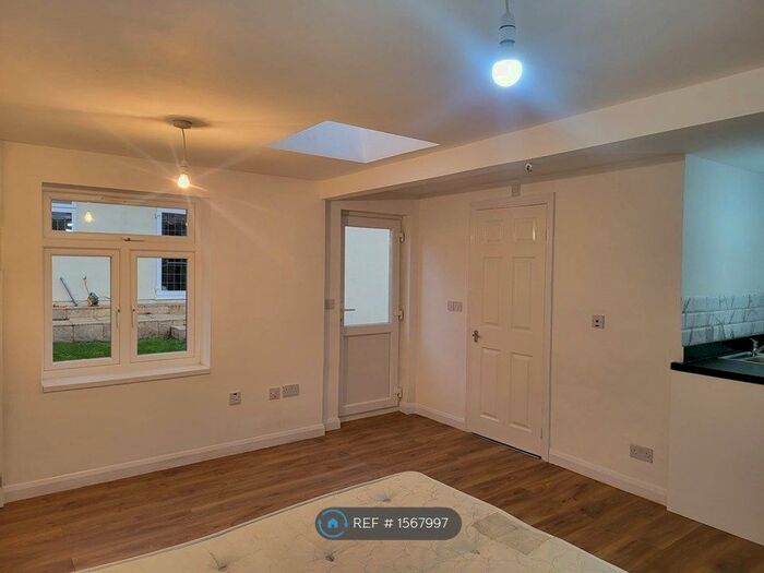 Studio To Rent In Romford, Essex, RM6