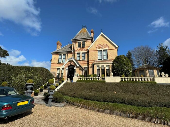 3 Bedroom Apartment For Sale In A Beautiful Apartment With Gardens, EX10