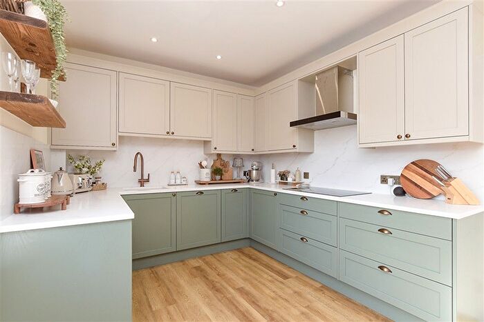 3 Bedroom Flat For Sale In Massetts Road, Horley, Surrey, RH6