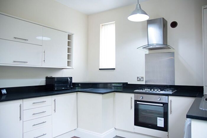 2 Bedroom Flat To Rent In Otley Road, Leeds, LS16