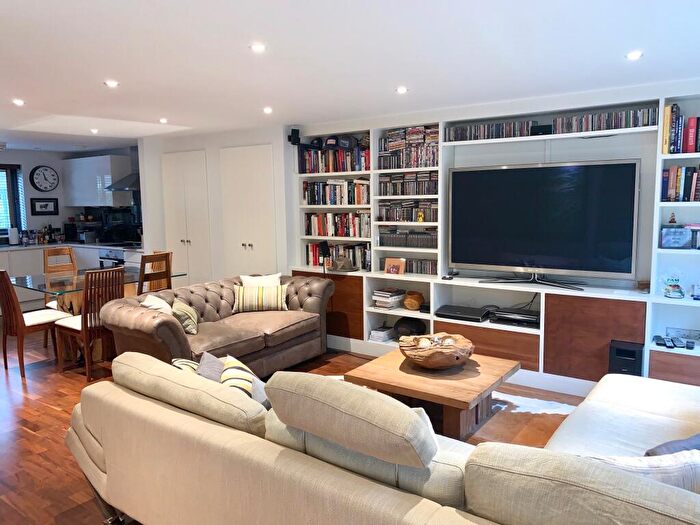 4 Bedroom House To Rent In Acer Road, Dalston, E8