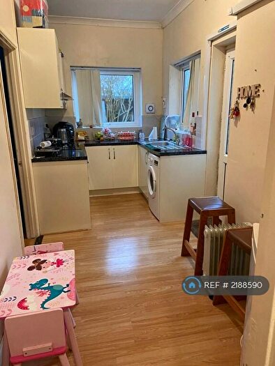 2 Bedroom Flat To Rent In Park Lane, Swindon, SN1