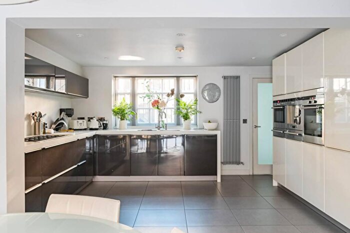 3 Bedroom House To Rent In Rees Street, Angel, London, N1