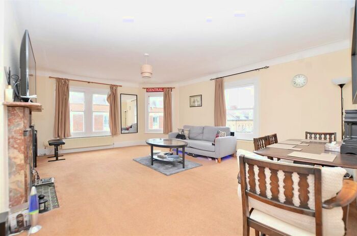 2 Bedroom Flat To Rent In Broad Street, Teddington TW11