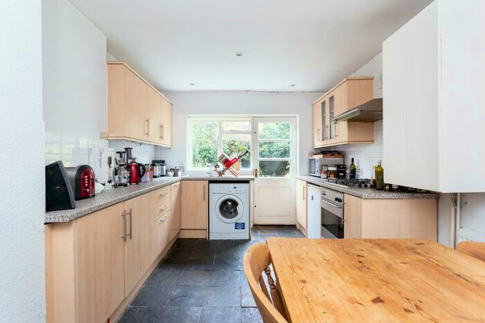 1 Bedroom Flat To Rent In Comyn Road, SW11