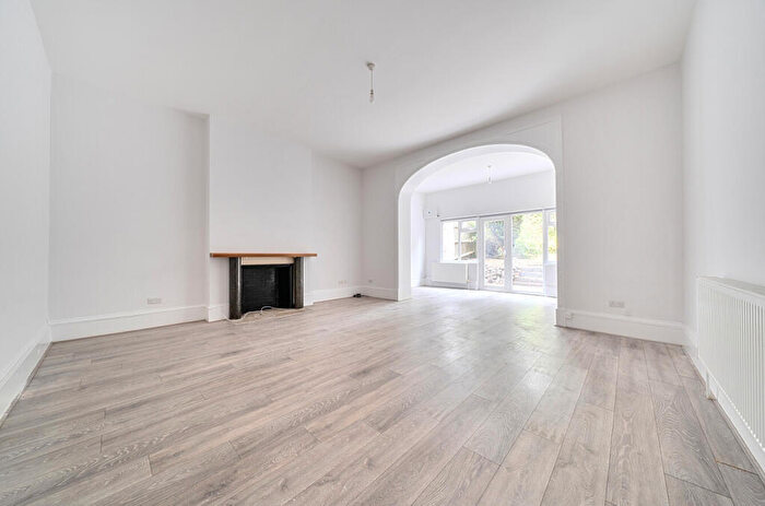 3 Bedroom Apartment To Rent In Lymington Road, West Hampstead, London, NW6