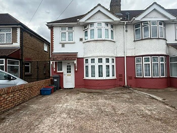 4 Bedroom Terraced House To Rent In Chaucer Ave, Cranford, TW4