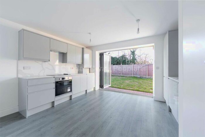 3 Bedroom Flat To Rent In St Albans Road, Watford, WD25