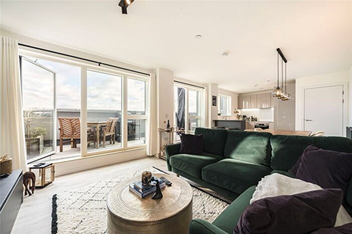 3 Bedroom Flat To Rent In Pomeroy Street, New Cross, SE14