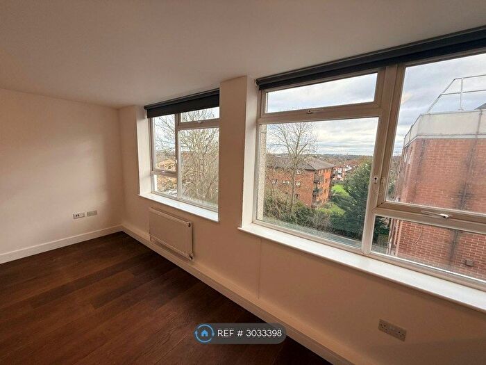 Studio To Rent In Ballards Lane, London, N3