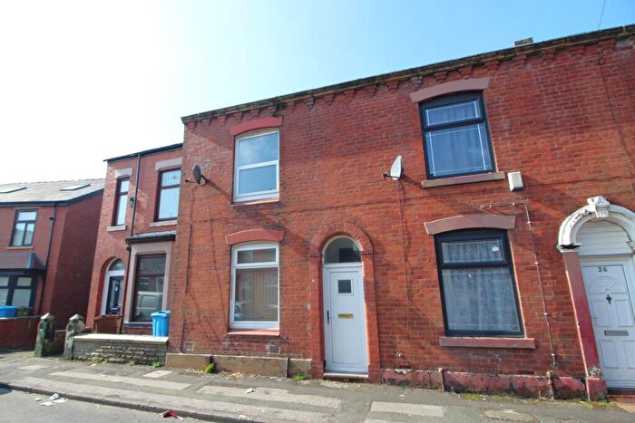 2 Bedroom End Of Terrace House To Rent In Hollinhall Street, Oldham, OL4