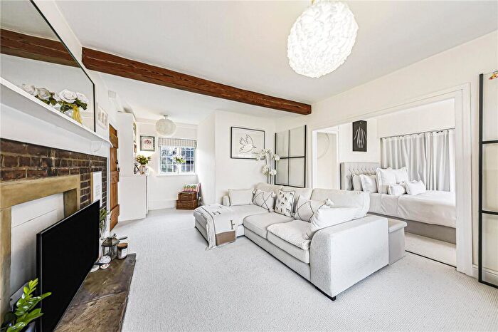 Apartment To Rent In Waterlow Court, Heath Close, London, NW11