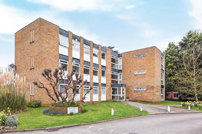 2 Bedroom Flat To Rent In Berkeley Court, Weybridge, Surrey, KT13