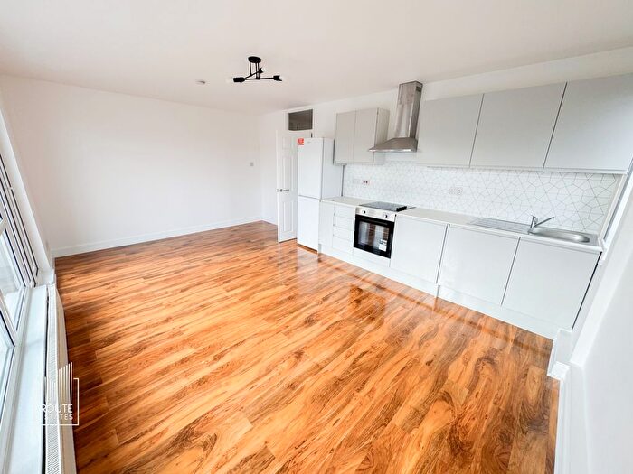 3 Bedroom Flat To Rent In Crescent West, Barnet, EN4