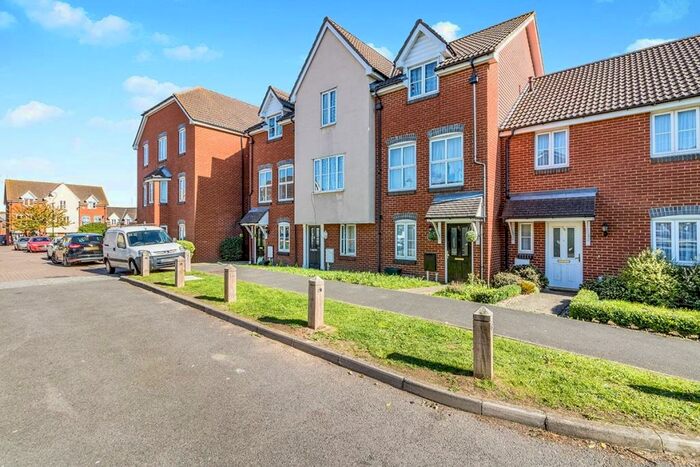 2 Bedroom Flat To Rent In Mercer Close, Larkfield, Aylesford, ME20