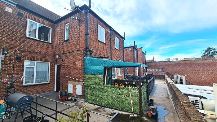 2 Bedroom Flat For Sale In Chase Side, Southgate, N14