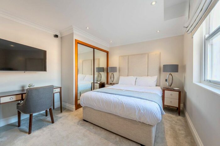 2 Bedroom Flat To Rent In Kensington Gardens Square, Bayswater, London, W2