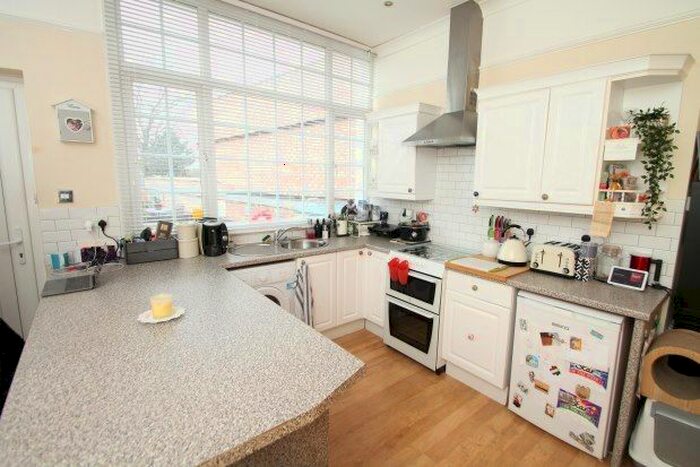 2 Bedroom Flat To Rent In High Street, Beckenham BR3