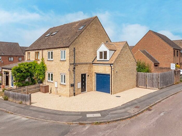3 Bedroom Semi-Detached House For Sale In Barrington Close, Witney, OX28