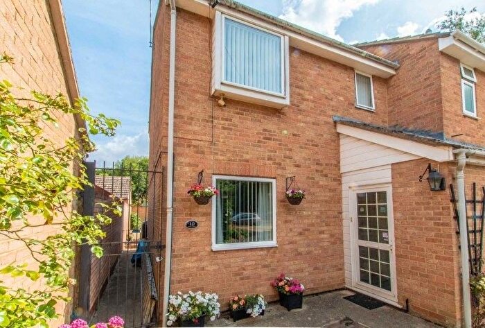 2 Bedroom End Of Terrace House To Rent In Maple Close, Banbury, Oxon, OX16