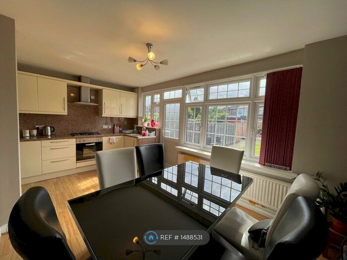 4 Bedroom Detached House To Rent In Craven Gardens, Ilford, IG6