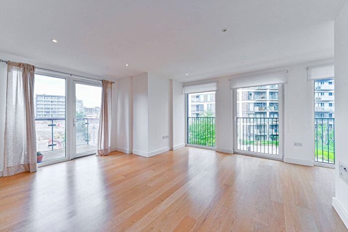 3 Bedroom Flat To Rent In Duke Of Wellington Avenue, Woolwich Riverside, London, SE18