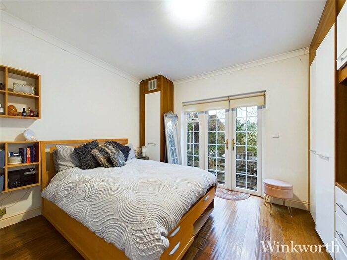 2 Bedroom Flat To Rent In Castlebar Road, London, Uk, W5