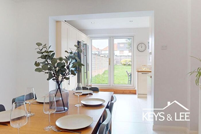 5 Bedroom Semi-Detached House For Sale In Dunster Close, Romford, RM5