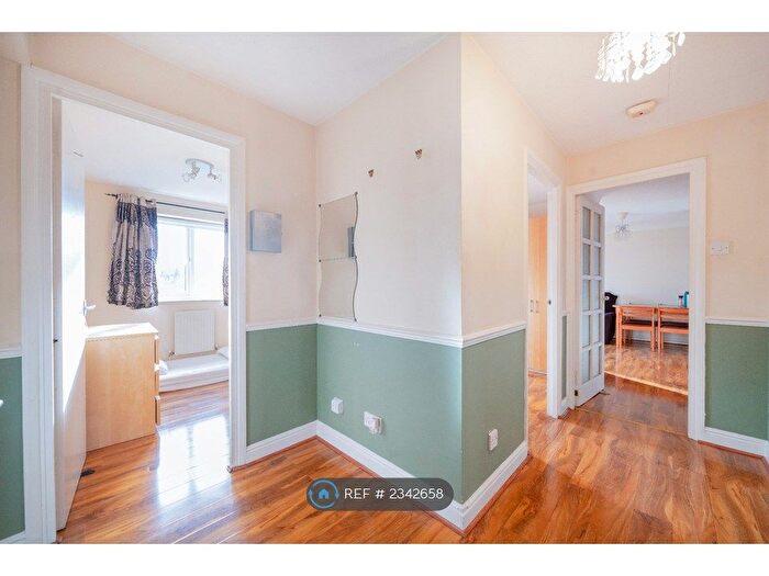 2 Bedroom Flat To Rent In Courtlands Close, Watford, WD24