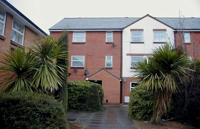 1 Bedroom Flat To Rent In Queens Court, Slough SL1