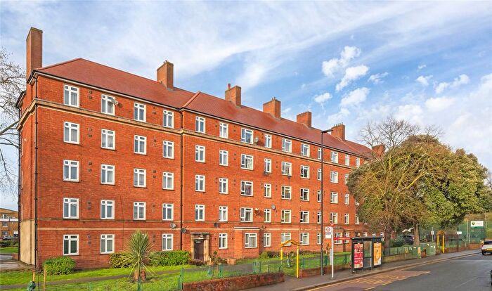 2 Bedroom Maisonette For Sale In Albert Carr Gardens, London, SW16