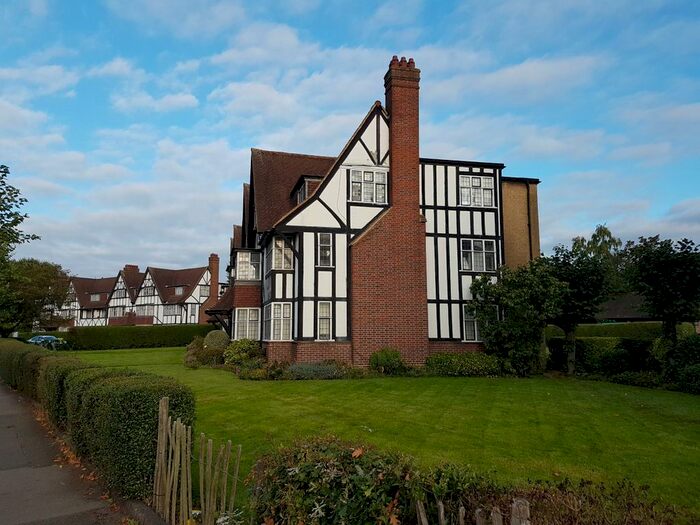 3 Bedroom Flat To Rent In Inverness Court, Queens Drive, London, W3