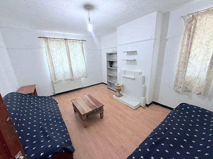 2 Bedroom Flat To Rent In Western Court, Southall, UB2