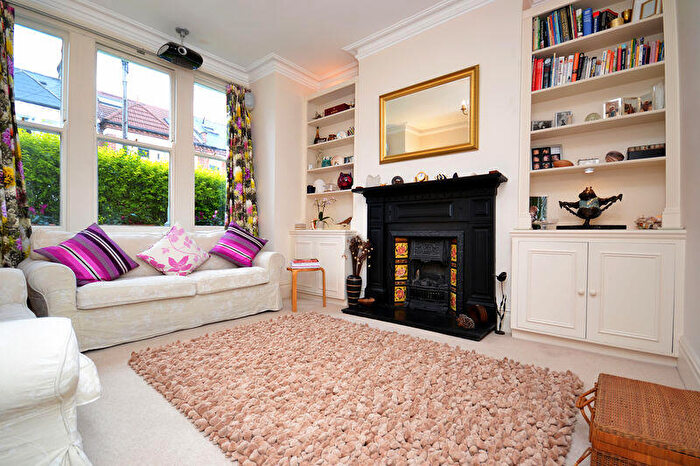 2 Bedroom Ground Maisonette For Sale In Hazelbourne Road, London, SW12