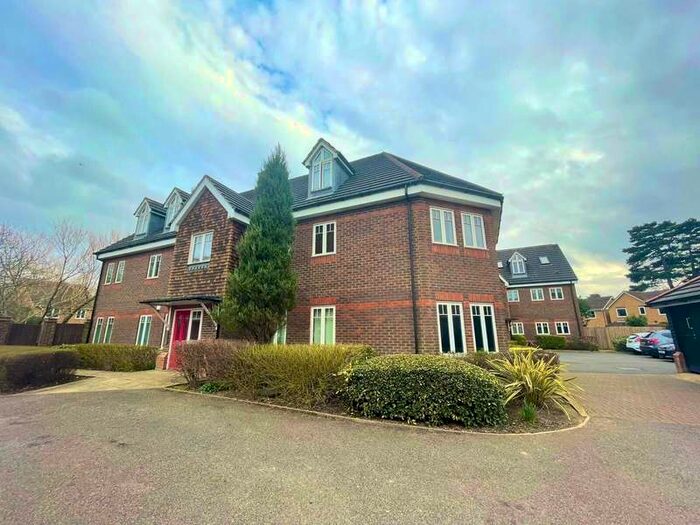 2 Bedroom Apartment To Rent In Rosemead Gardens, Crawley, West Sussex, RH10
