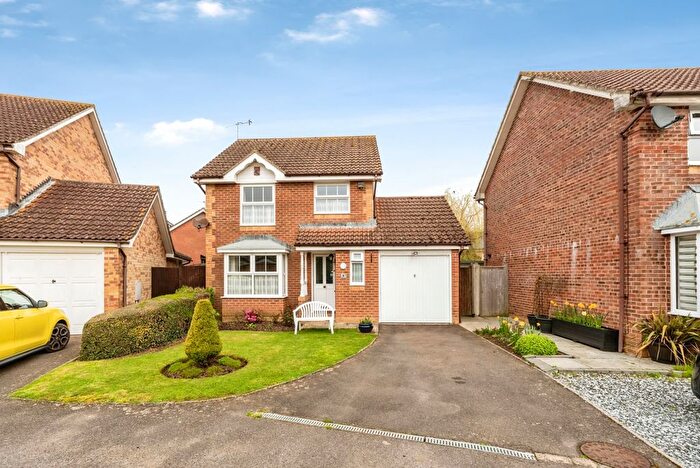 3 Bedroom Semi Detached House For Sale In Goldcrest Avenue, Wick, Littlehampton, West Sussex, BN17