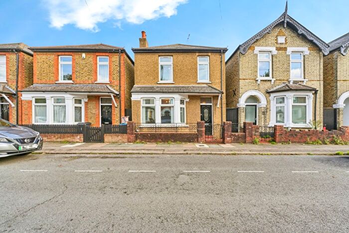 3 Bedroom Detached House For Sale In Caversham Road, Kingston Upon Thames, KT1