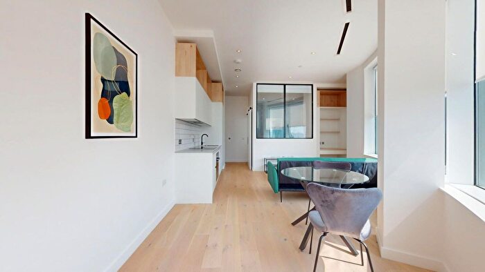 1 Bedroom Flat To Rent In Great West Road, Brentford, TW8