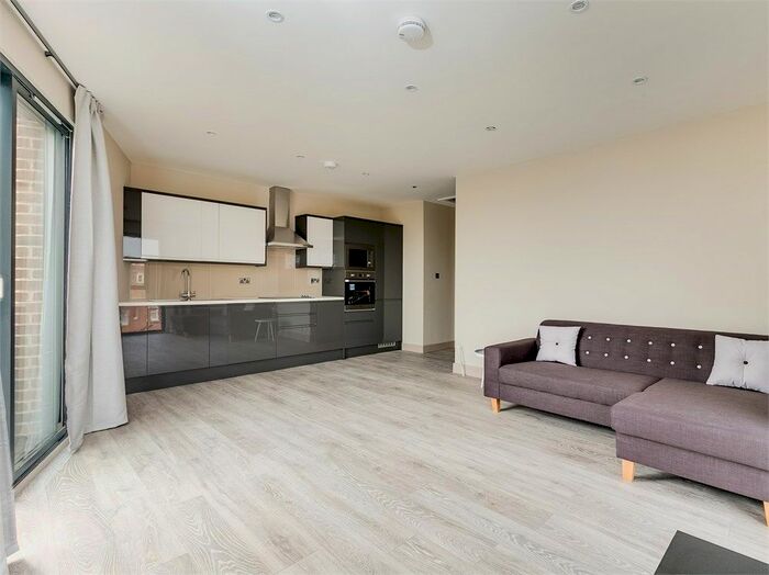 3 Bedroom Flat To Rent In Amesbury Avenue, Streatham Hill, SW2
