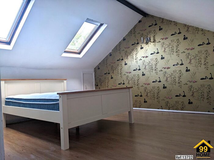 3 Bedroom Flat To Rent In Thurlow Park Road, London, Greater, SE21