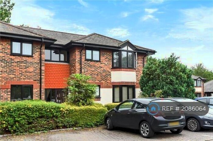 2 Bedroom Flat To Rent In Waterside Court, Fleet, GU51