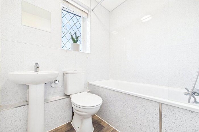 1 Bedroom Apartment For Sale In Ashmere Close, Calcot, Reading, Berkshire, RG31